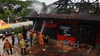 Petugas pemadam kebakaran berusaha memadamkan sisa api yang membakar sebuah tempat karaoke di Kota Madiun, Jawa Timur, Rabu (17/1/2024).