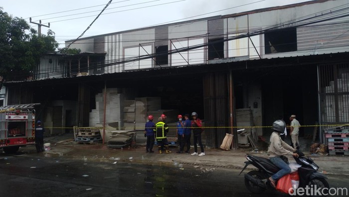 Kebakaran toko material Cianjur berhasil dipadamkan