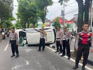 Kondisi Penumpang Xenia Terguling Usai Tabrak Mobil Parkir di Wirobrajan