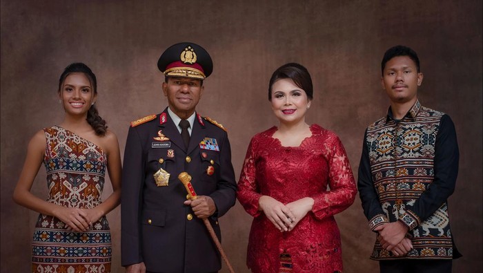 Keluarga mantan Kapolda NTT Irjen (Purn) Johni Asadoma tengah diselimuti kebahagiaan.
