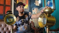 Imron menujukan lentera buatannya sendiri. Dalam proses pembuatannya membutuhkan waktu 2 sampai 3 hari.