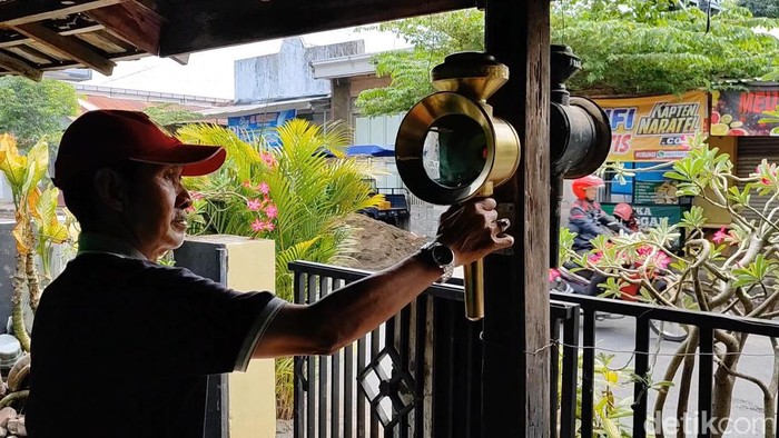 Ayah dan anak warga Kelurahan Gentong, Kecamatan Gadingrejo, Kota Pasuruan, sukses menekuni kerajian lentera. Karya mereka diminati konsumen lokal hingga internasional, Rabu (17/1/2024).