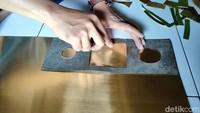 Dengan menggunakan bahan plat kuningan dibentuk dan dipotong hingga menjadi sejumlah bagian. Kemudian dirangkai menjadi lentera.