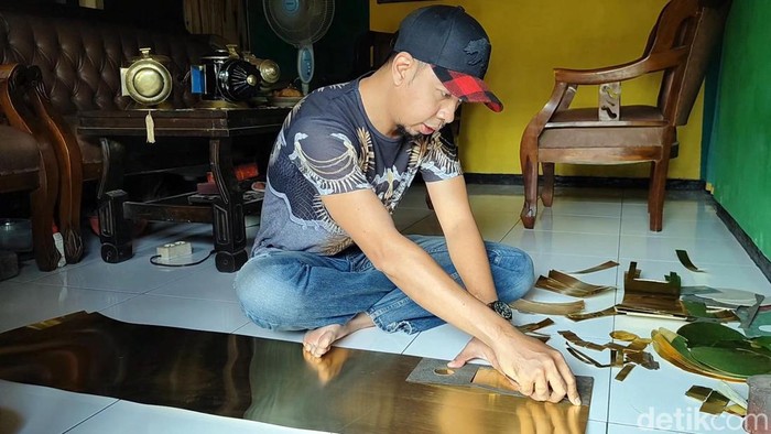 Ayah dan anak warga Kelurahan Gentong, Kecamatan Gadingrejo, Kota Pasuruan, sukses menekuni kerajian lentera. Karya mereka diminati konsumen lokal hingga internasional, Rabu (17/1/2024).