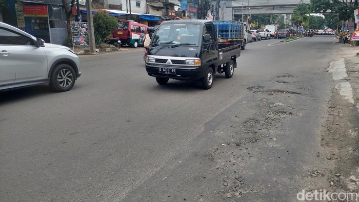 Kerusakan jalan di Jalan Gatsu Bandung