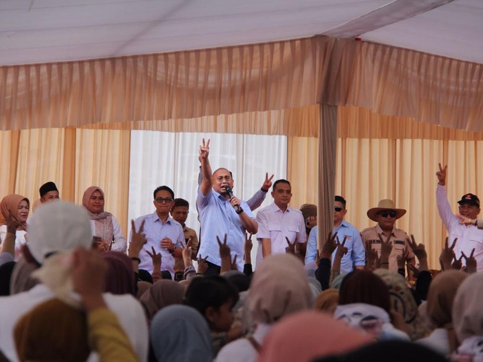 Ketua TKD Prabowo-Gibran Sumbar, Andre Rosiade, kampanye di Bukittinggi, Sumbar, Selasa (16/1/2024).