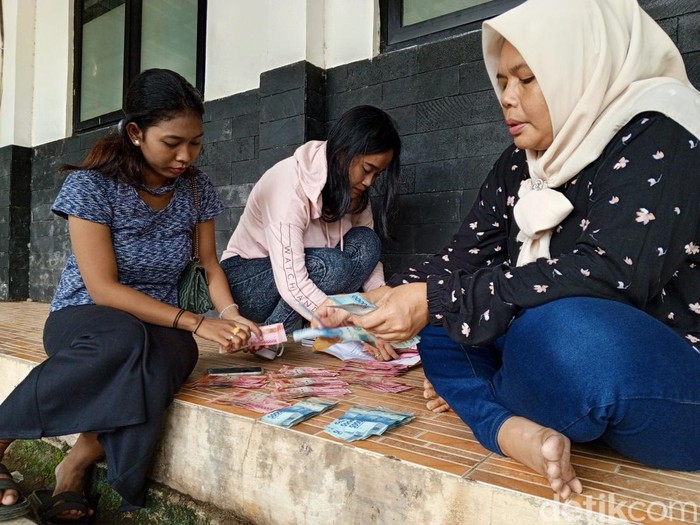 Kirana (jaket pink) saat mendapatkan upah usai menjadi pelipat surat suara di Subang
