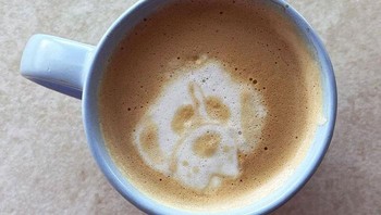 Mencoba melapisi dua Latte Hearts, tapi malah berwujud muka anjing. Foto: Boredpanda