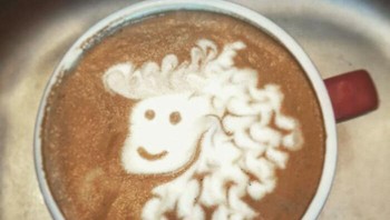 Saat ingin menggambar wajah wanita di atas kopi tapi tidak tahu bagaimana cara menggambarnya. Ini yang terjadi. Foto: Boredpanda