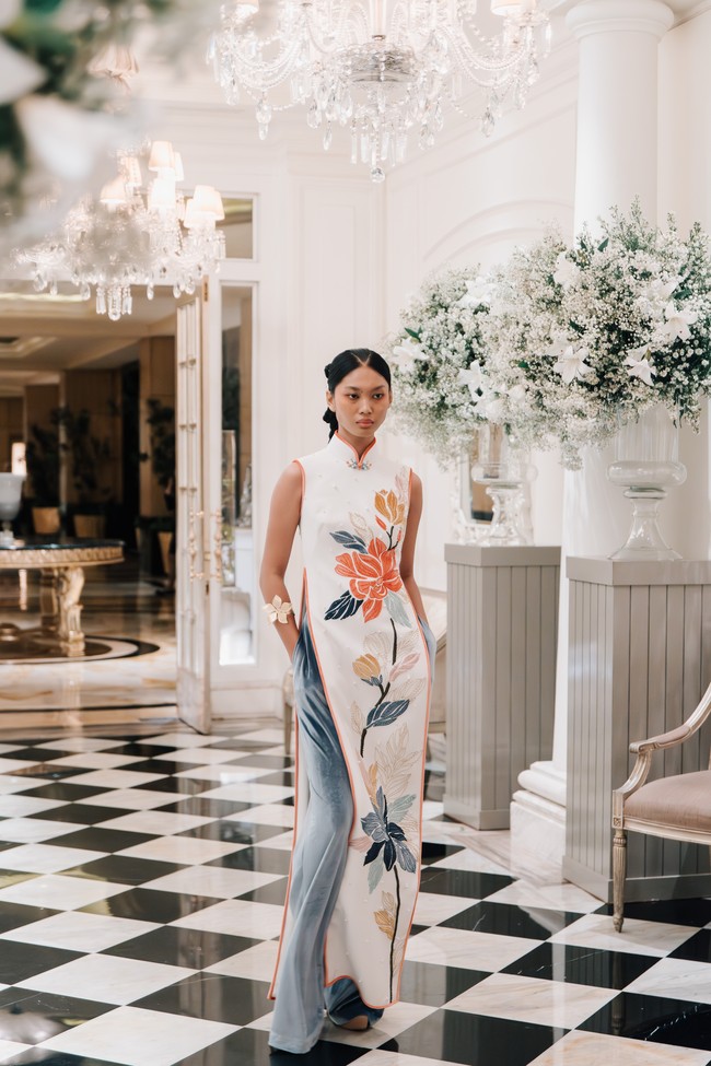 Inilah koleksi Cheongsam Sebastian Gunawan untuk Imlek 2024, yang bertajuk Yu Garden. Kata Yu sendiri bermakna kebahagiaan yang kemudian diinterpretasikan Seba dan Cristina ke dalam 48 look yang beragam. Foto: Dok. Sebastian Gunawan.