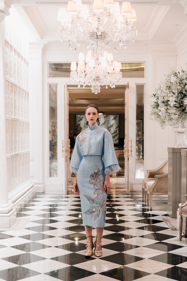 Inilah koleksi Cheongsam Sebastian Gunawan untuk Imlek 2024, yang bertajuk Yu Garden. Kata Yu sendiri bermakna kebahagiaan yang kemudian diinterpretasikan Seba dan Cristina ke dalam 48 look yang beragam. Foto: Dok. Sebastian Gunawan.