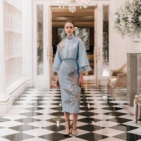 Inilah koleksi Cheongsam Sebastian Gunawan untuk Imlek 2024, yang bertajuk Yu Garden. Kata Yu sendiri bermakna kebahagiaan yang kemudian diinterpretasikan Seba dan Cristina ke dalam 48 look yang beragam. Foto: Dok. Sebastian Gunawan.