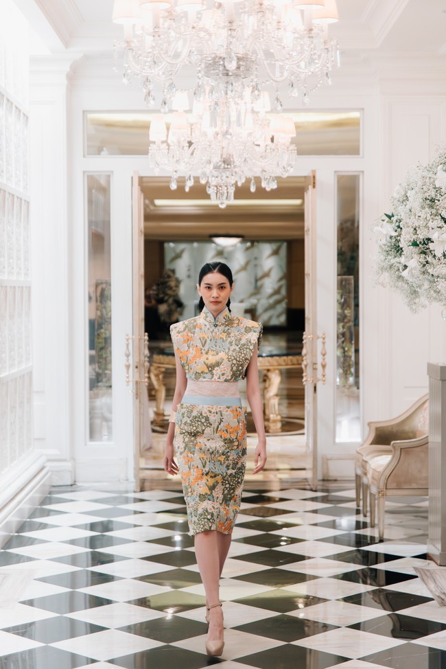 Inilah koleksi Cheongsam Sebastian Gunawan untuk Imlek 2024, yang bertajuk Yu Garden. Kata Yu sendiri bermakna kebahagiaan yang kemudian diinterpretasikan Seba dan Cristina ke dalam 48 look yang beragam. Foto: Dok. Sebastian Gunawan.