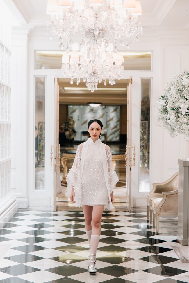 Inilah koleksi Cheongsam Sebastian Gunawan untuk Imlek 2024, yang bertajuk Yu Garden. Kata Yu sendiri bermakna kebahagiaan yang kemudian diinterpretasikan Seba dan Cristina ke dalam 48 look yang beragam. Foto: Dok. Sebastian Gunawan.