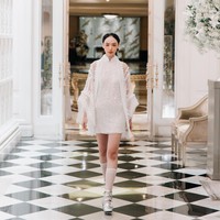 Inilah koleksi Cheongsam Sebastian Gunawan untuk Imlek 2024, yang bertajuk Yu Garden. Kata Yu sendiri bermakna kebahagiaan yang kemudian diinterpretasikan Seba dan Cristina ke dalam 48 look yang beragam. Foto: Dok. Sebastian Gunawan.