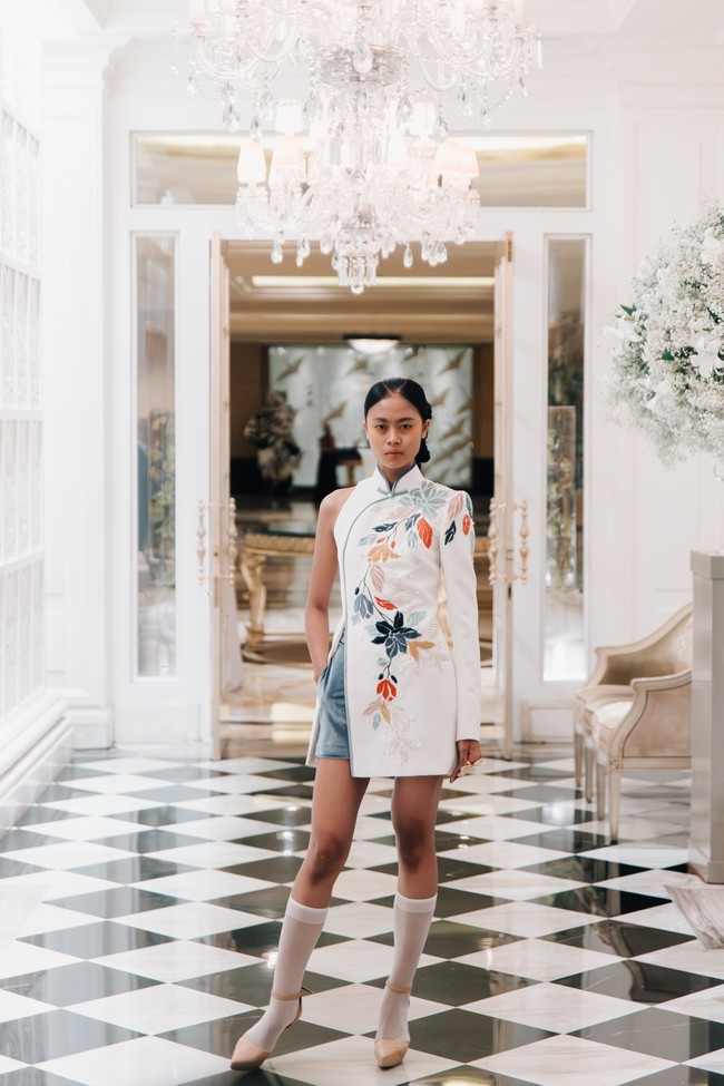 Inilah koleksi Cheongsam Sebastian Gunawan untuk Imlek 2024, yang bertajuk Yu Garden. Kata Yu sendiri bermakna kebahagiaan yang kemudian diinterpretasikan Seba dan Cristina ke dalam 48 look yang beragam. Foto: Dok. Sebastian Gunawan.