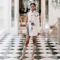 Inilah koleksi Cheongsam Sebastian Gunawan untuk Imlek 2024, yang bertajuk Yu Garden. Kata Yu sendiri bermakna kebahagiaan yang kemudian diinterpretasikan Seba dan Cristina ke dalam 48 look yang beragam. Foto: Dok. Sebastian Gunawan.