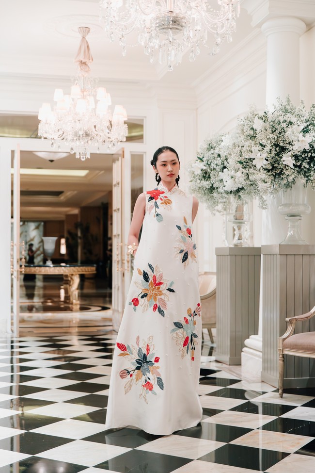 Inilah koleksi Cheongsam Sebastian Gunawan untuk Imlek 2024, yang bertajuk Yu Garden. Kata Yu sendiri bermakna kebahagiaan yang kemudian diinterpretasikan Seba dan Cristina ke dalam 48 look yang beragam.  Foto: Dok. Sebastian Gunawan.