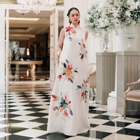 Inilah koleksi Cheongsam Sebastian Gunawan untuk Imlek 2024, yang bertajuk Yu Garden. Kata Yu sendiri bermakna kebahagiaan yang kemudian diinterpretasikan Seba dan Cristina ke dalam 48 look yang beragam.  Foto: Dok. Sebastian Gunawan.