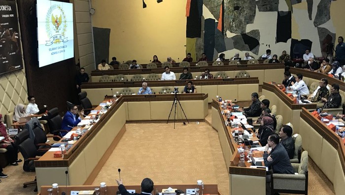 Komisi II DPR menggelar rapat bersama Menteri Pendayagunaan Aparatur Negara dan Reformasi Birokrasi (PANRB) Abdullah Azwar Anas dan Plt Kepala BKN Haryomo Dwi Putranto