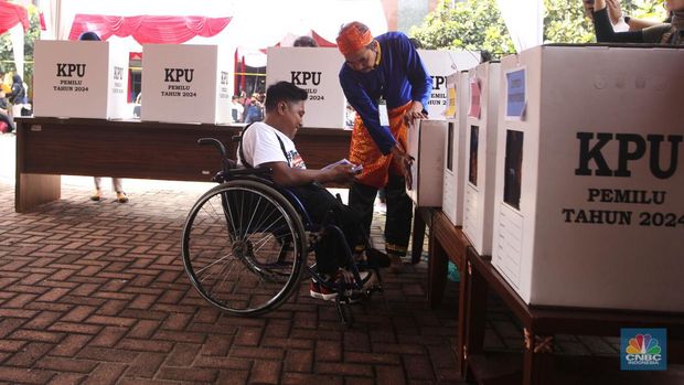 Komisi Pemilihan Umum (KPU) Kota Jakarta Pusat menggelar simulasi pemungutan dan penghitungan suara di Tempat Pemungutan Suara (TPS) untuk Pemilu 2024, di Jakarta, Rabu (17/1/2024). Simulasi ini digelar sebagai upaya pematangan persiapan mengingat Pemilu 2024 yang semakin dekat. (CNBC Indonesia/Muhammad Sabki)