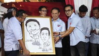 Ketua Umum Kooperatif Harabdu Tohar alias Bedu saat memberikan lukisan Prabowo-Gibran kepada Wakil Ketua TKN Prabowo-Gibran Mahfud Sidik di depan kediaman Prabowo Subianto, Jakarta Selatan, Rabu (17/1/2024). 