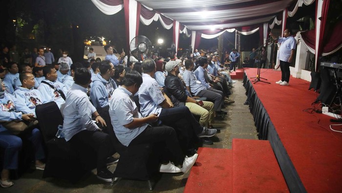 Ketua Umum Komunitas Pelaku Industri Kreatif (Kooperatif) Harabdu Tohar alis Bedu saat memberikan lukisan Prabowo-Gibran kepada Wakil Ketua TKN Prabowo-Gibran Mahfud Sidik di depan kediaman Prabowo Subianto, Jakarta Selatan, Rabu (17/1/2024). Kooperatif mendeklarasikan diri untuk mendukung capres dan cawapres nomor urut 2 Prabowo Subianto dan Gibran Rakabuming Raka di Pilpres 2024. Kooperatif menilai pasangan Prabowo-Gibran konsen kepada pelaku industri kreatif.