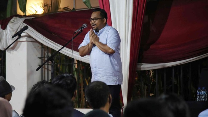 Ketua Umum Komunitas Pelaku Industri Kreatif (Kooperatif) Harabdu Tohar alis Bedu saat memberikan lukisan Prabowo-Gibran kepada Wakil Ketua TKN Prabowo-Gibran Mahfud Sidik di depan kediaman Prabowo Subianto, Jakarta Selatan, Rabu (17/1/2024). Kooperatif mendeklarasikan diri untuk mendukung capres dan cawapres nomor urut 2 Prabowo Subianto dan Gibran Rakabuming Raka di Pilpres 2024. Kooperatif menilai pasangan Prabowo-Gibran konsen kepada pelaku industri kreatif.