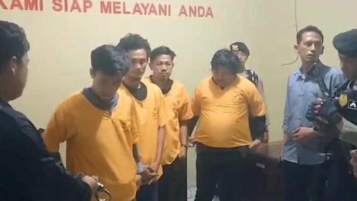 Polisi menetapkan 4 orang tersangka buntut demo berakhir ricuh di depan Kantor Bupati Konawe, Sulawesi Tenggara (Sultra).