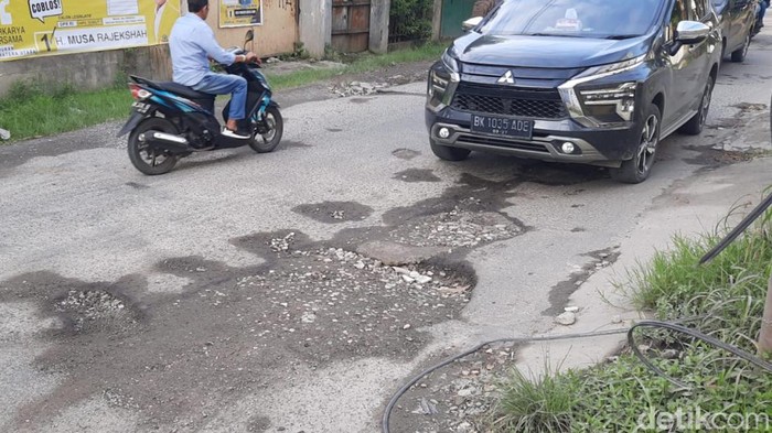 Kondisi Jalan Makmur Medan yang berlubang. (Foto: Felicia Gisela Br Sihite).