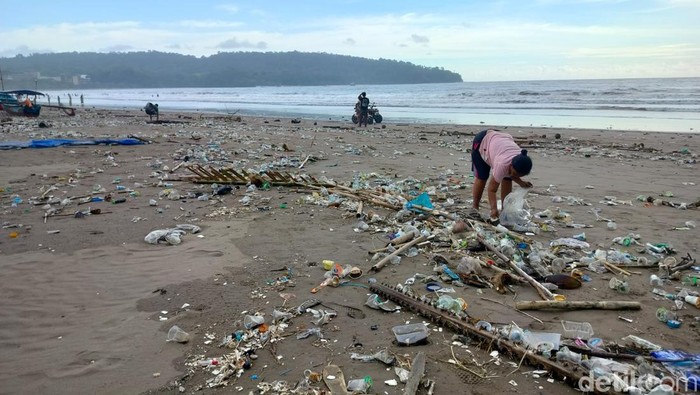 Kondisi pantai barat Pangandaran yang dipenuhi sampah, Rabu (17/1/2024).