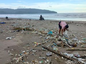 Iyuh, Jorok! Pantai Pangandaran Penuh dengan Sampah