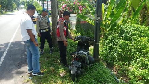 Kondisi sepeda motor korban yang mengalami kecelakaan tunggal di Jalan Denpasar-Gilimanuk tepatnya di sebelah timur SPPBE Pangyangan, Desa Pangyangan, Pekutatan, Jembrana, Bali, Rabu (17/1/2024). (Foto: Dok. Polres Jembrana)