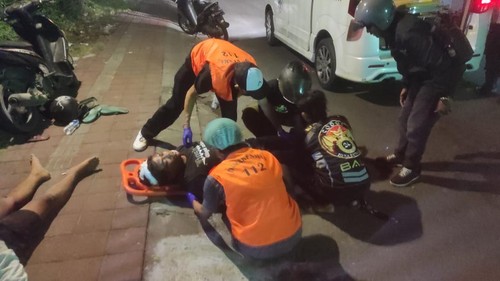 Petugas mengevakuasi korban keributan di depan Balai Pertemuan Bhumiku, Kota Denpasar, Bali, Rabu dini hari (17/1/2024).