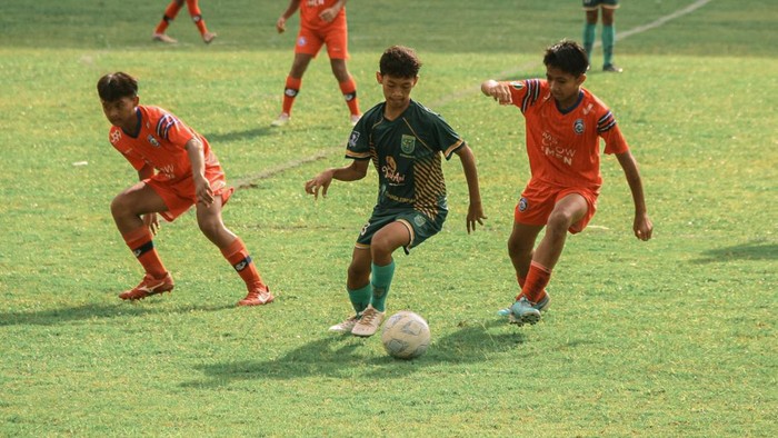 Laga semifinal Piala Soeratin antara Persebaya vs Arema FC