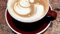 Jika biasanya bentuk angsa pada latte dibuat dengan kepala berbentuk hati, berbeda dengan yang satu ini. Gagal saat membuat kepala, latte artnya jadi kocak! Foto: Bored Panda