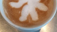 Latte art yang satu ini disebut mirip beberapa hewan. Ada yang bilang terlihat seperti gurita, capung, hingga berbagai bentuk aneh lainnya. Foto: Bored Panda