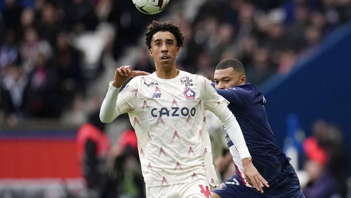 PSGs Kylian Mbappe, right, challenges for the ball with Lilles Leny Yoro during the French League One soccer match between Paris Saint-Germain and Lille at the Parc des Princes stadium, in Paris, France, Sunday, Feb. 19, 2023. (AP Photo/Christophe Ena)