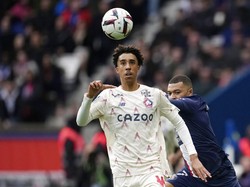 Leny Yoro juga dikabarkan masuk daftar pemain incaran PSG. Bek 18 tahun yang merumput di Lille itu diproyeksikan sebagai pemain untuk jangka panjang. Foto: AP/Christophe Ena