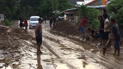 Luapan lumpur di jalan raya Bima-Sape tepatnya di Desa Sari Kecamatan Sape, Kabupaten Bima, NTB. (Istimewa)