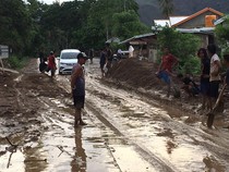 Jalan Raya Bima-Sape Dipenuhi Luapan Lumpur, Arus Lalin Terganggu