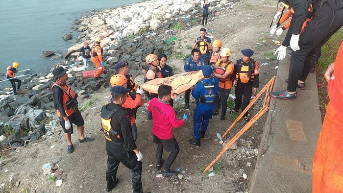 Nelayan bernama Abdul (30) yang dilaporkan hilang usai perahu terbalik di perairan Makassar, Sulawesi Selatan (Sulsel) ditemukan meninggal dunia.