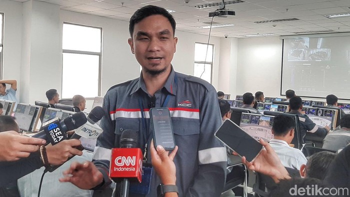 Manager Corporate Communication KCIC Emir Monti saat wawancara bersama awak media, di Depo Tegalluar, Kabupaten Bandung, Rabu (17/1/2024)