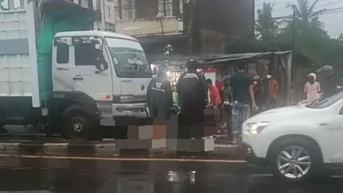 Seorang wanita berinisial AA (25) di Kabupaten Maros, Sulawesi Selatan (Sulsel), tewas usai terjatuh dari motor dan terlindas truk.