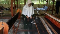 Kain songket khas Aceh dibuat menggunakan peralatan tradisional.  