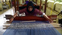 Seorang perajin membuat kain songket khas Aceh di Rumah Tenun Songket Nyak Mu, Kabupaten Aceh Besar, Aceh, Rabu (17/1/2024).