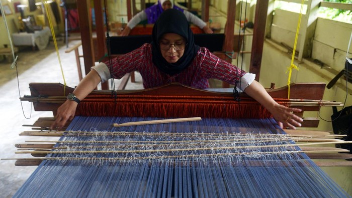 Melihat Pembuatan Songket Aceh yang Tembus Pasar Mancanegara Seorang perajin membuat kain songket khas Aceh di Rumah Tenun Songket Nyak Mu, Kabupaten Aceh Besar, Aceh, Rabu (17/1/2024). Songket khas Aceh dengan produksi terbatas karena menggunakan peralatan tradisional tersebut dijual dari harga Rp1,5 juta hingga Rp4 juta per lembar dan telah diekspor kesejumlah negara seperti Malaysia dan Singapura. ANTARA FOTO/Ampelsa/wpa.