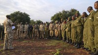 Penjaga Hutan Kenya Wildlife Service mengadakan pengarahan sebelum menyuntikkan obat untuk menembak 21 badak hitam yang terancam punah di Taman Nasional Nairobi, Kenya Selasa, 16 Januari 2024. Kenya telah memulai proyek relokasi badak terbesar yang pernah ada.