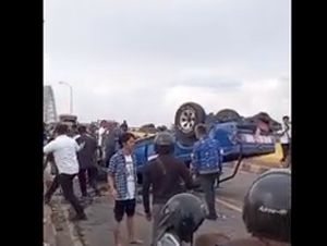 Mobil Kemensos yang Bawa Bantuan Korban Banjir Terbalik di Jambi