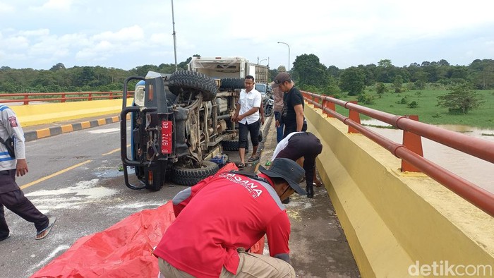 Mobil pengangkut bantuan korban banjir terguling di Jembatan Aurduri 2 Kota Jambi.